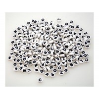 Plastpärlor, Bokstavspärlor A-Z (ej ÅÄÖ), runda, Ø7,5mm, vit/svart, 500 pärlor/fp